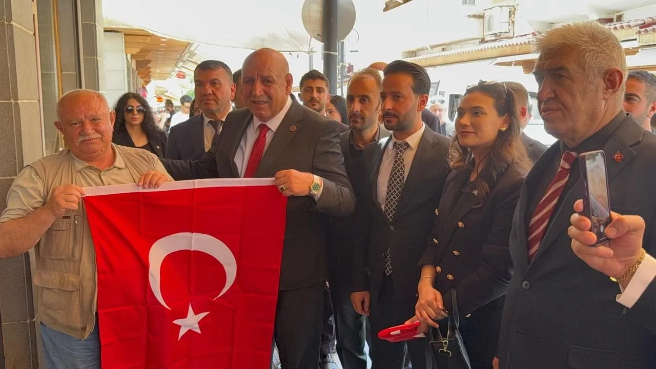MHP Diyarbakır İl Başkanlığı, 1919 Türk bayrağı dağıttı