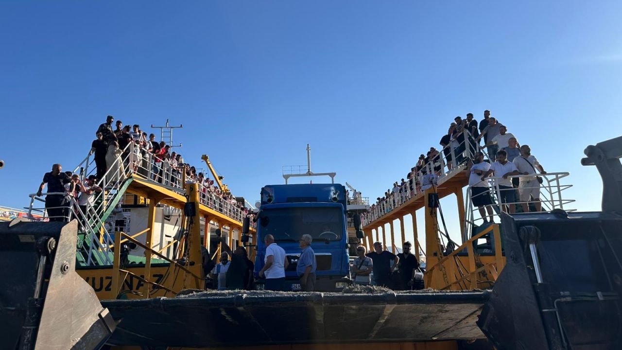 Marmara Adası açıklarında makine dairesinde yangın çıkan feribot iskeleye yanaştırıldı