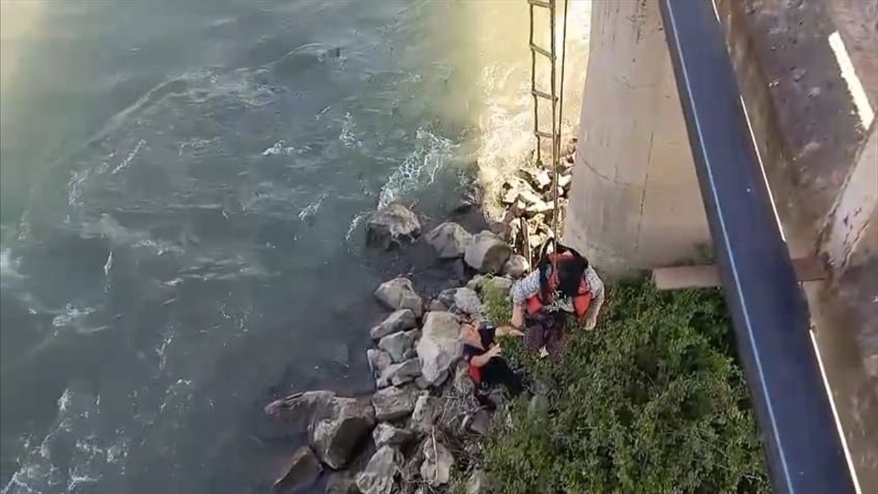 Tokat'ta serinlemek için girdiği çayda suların yükselmesiyle mahsur kalan kadın kurtarıldı