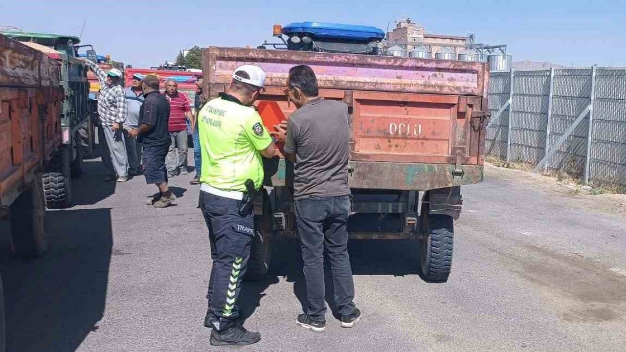 Traktör kazalarını önlemek için römorklara reflektör takıldı