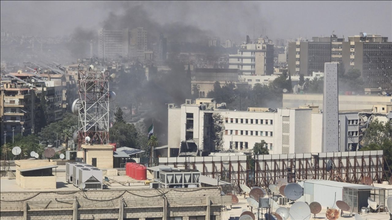 Suriye’nin güneyindeki çatışmaya müdahil olan İsrail, Şam’a saldırdı