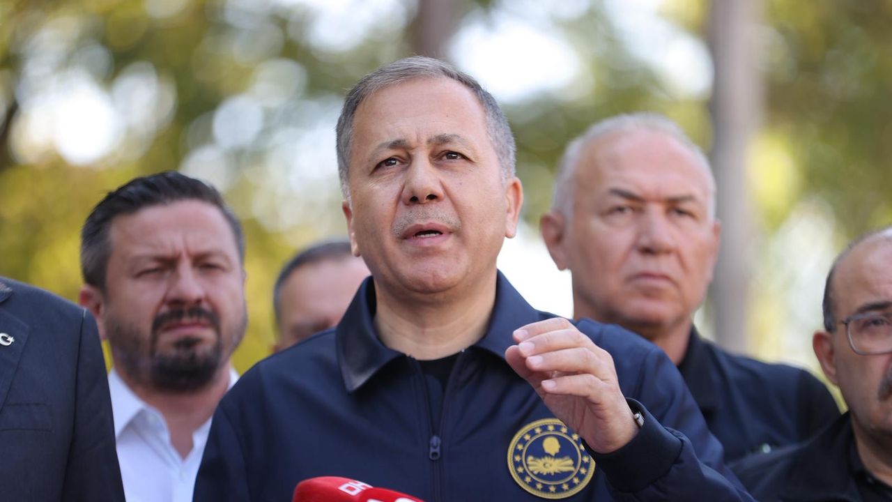 İçişleri Bakanı Yerlikaya, 6,1 büyüklüğünde depremin yaşandığı Sındırgı'da konuştu: