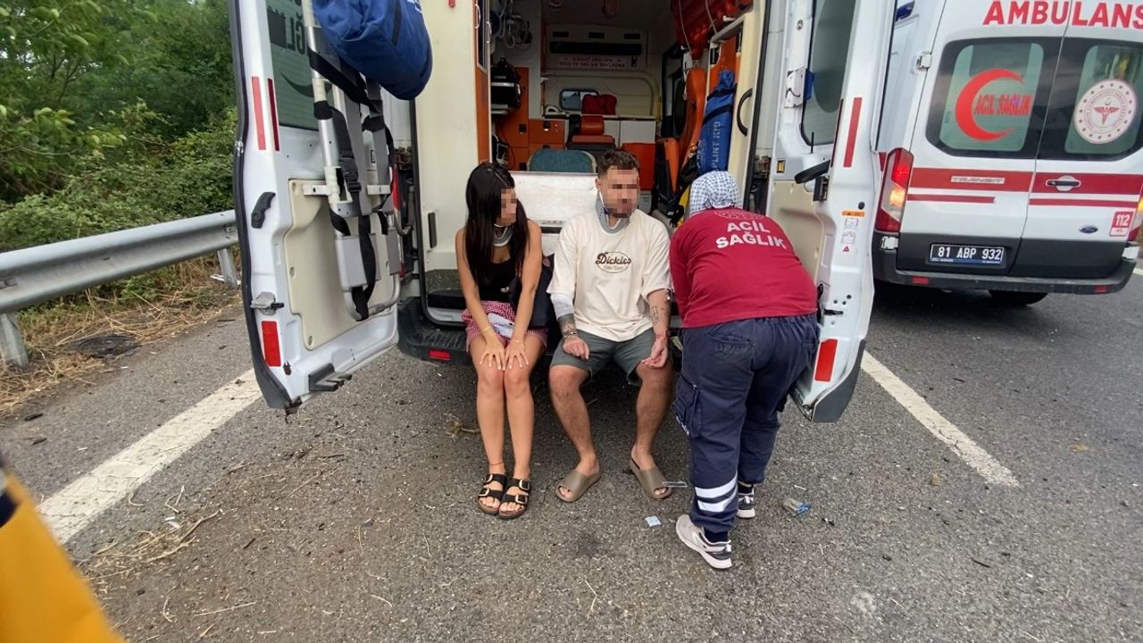 Anadolu Otoyolu’nda minibüs bariyere saplandı: 7 kişi yaralandı