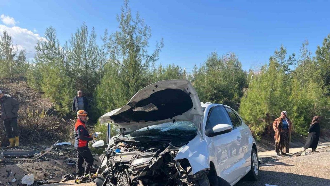 Kilis’te hafif ticari araçla otomobil çarpıştı: 5’i ağır, 6 yaralı