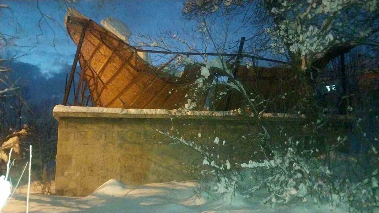 Bitlis'te karın ağırlığına dayanamayan çatı çöktü