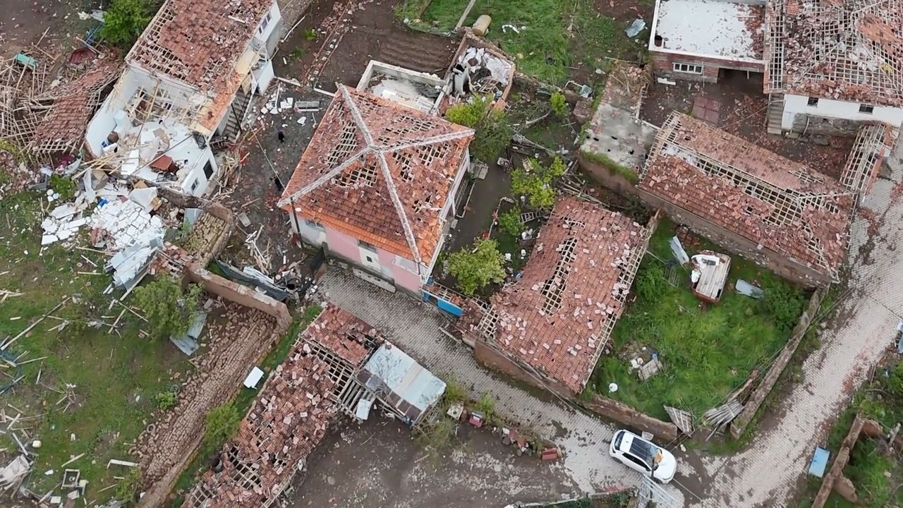 Çorum'da hortum nedeniyle zarar gören Oyaca köyü havadan görüntülendi