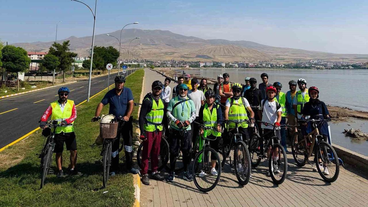 Bitlis'te 30 bisikletli 90 kilometre pedal çevirip Ahlat'ın tarihi mirasını ziyaret etti