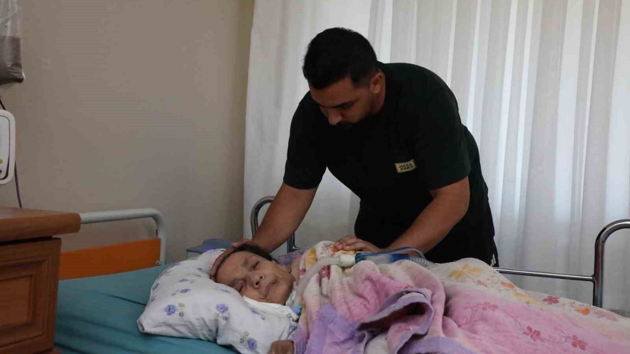 İşini bıraktı, 3 yıldır hayatını yatağa bağımlı annesine adadı