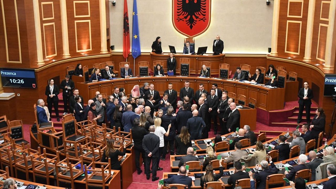 Arnavutluk'ta, ülkedeki gösterilerin gündeme alınması talebi mecliste arbedeye sebep oldu