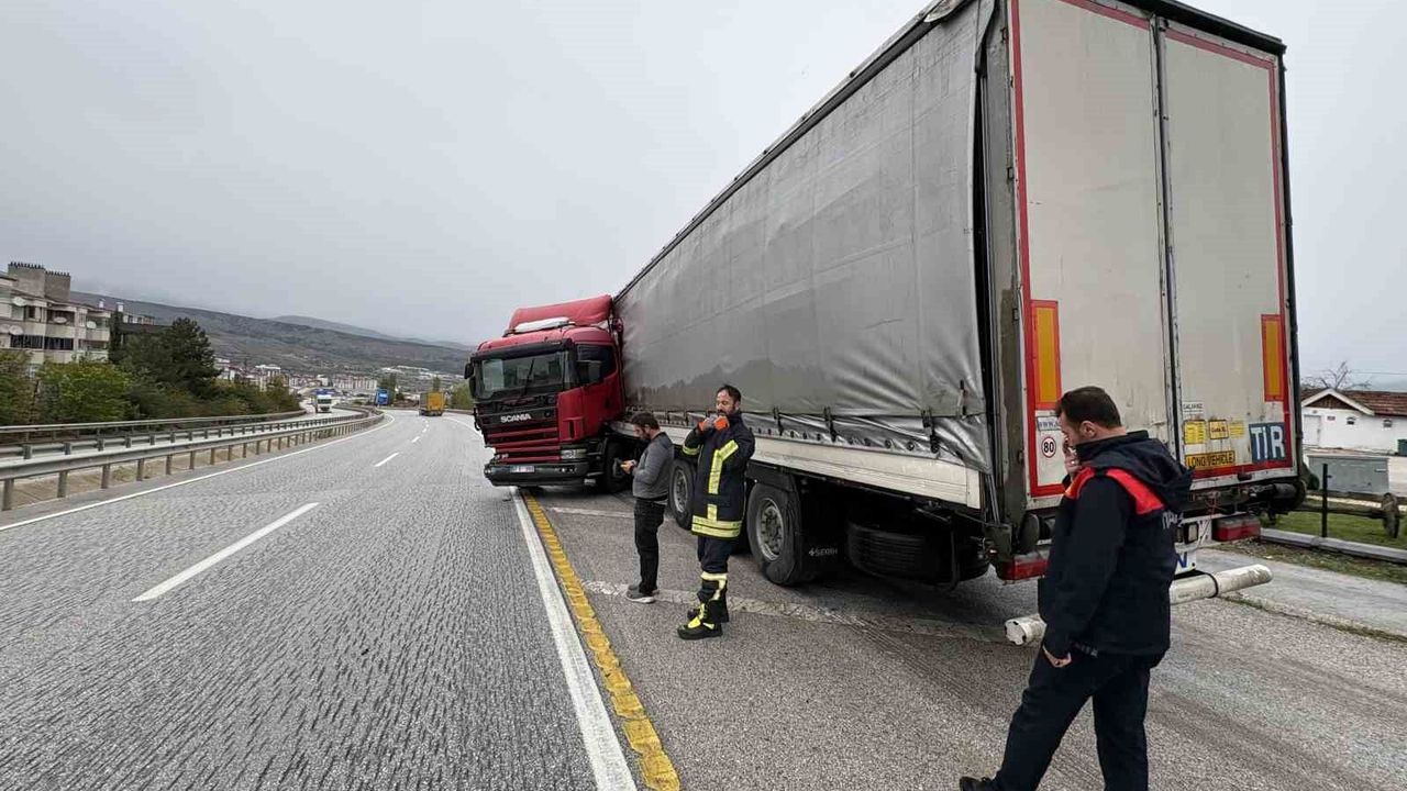 Kastamonu’da bariyerlere çarpan tır makasladı: 1 yaralı