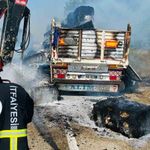 Anız yangınından sıçrayan alevler pamuk yüklü tırı yaktı