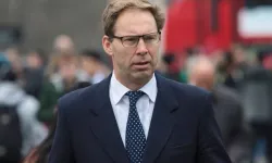 İngiltere Parlamentosu Savunma Komitesi Başkanı, tartışmalı Afganistan paylaşımı sonrası istifa etti