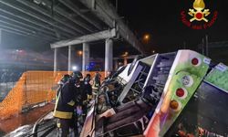 İtalya'da yolcu otobüsünün üst geçitten düşmesi sonucu 21 kişi hayatını kaybetti