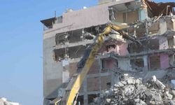 Samandağ’da depremden etkilenen binalar kontrollü olarak yıkılıyor
