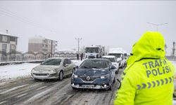 Kar yağışı nedeniyle Bingöl-Erzurum kara yolunda ulaşım kontrollü sağlanıyor