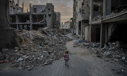 İsrail'in gece boyu Gazze'ye düzenlediği saldırılarda 60'tan fazla kişi öldürüldü