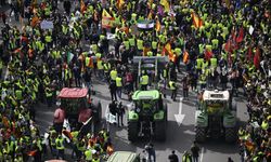 İspanyol çiftçiler, Madrid'de traktörleriyle yolları kapattı