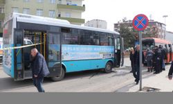 Erzurum'da halk otobüsü, minibüs ve otomobilin karıştığı kazada 14 kişi yaralandı