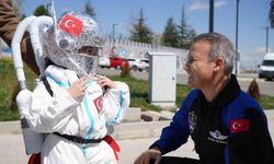 Astronot kıyafetli 5 yaşındaki Mira, Alper Gezeravcı’yı Türk bayrağıyla karşıladı