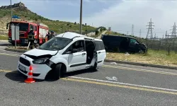 Mardin'de panelvan ile hafif ticari aracın çarpışması sonucu 11 kişi yaralandı