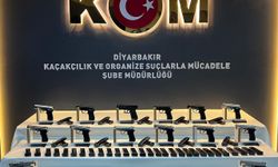 Diyarbakır'da salça kovalarına gizlenmiş 14 ruhsatsız tabanca ele geçirildi