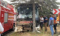 Isparta’da kontrolden çıkan yolcu otobüsü ağaca çarptı: İlk belirlemelere göre 11 yaralı var