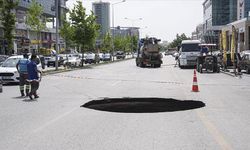 Ankara'da kanalizasyon sularının birikmesi sonucu yol çöktü