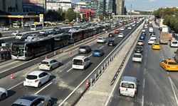 İstanbul'da metrobüs hattındaki "Beyaz Yol" çalışması trafiği aksattı