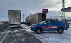 Ağır tonajlı araçlara kapatılan Ardahan-Kars kara yolunda ulaşım normale döndü