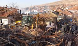 Isparta’da sabah saatlerinde çıkan yangın, iki evi küle çevirdi