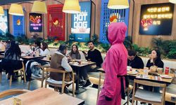 Kore restoranında yemekleri "Squid Game" dizisinin karakterleri servis ediyor