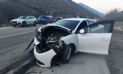 Sinop'ta iki otomobilin çarpışması sonucu 5 kişi yaralandı