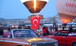 Kapadokya'da balonlara takılan Türk bayrakları gökyüzünde dalgalandı