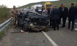 Ağrı'da otomobilin minibüse çarptığı kazada 2 kişi hayatını kaybetti, 8 kişi yaralandı