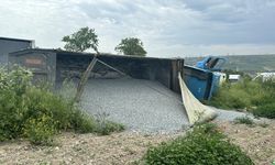 Arnavutköy'de yol kenarına devrilen hafriyat kamyonunun sürücüsü kurtarıldı