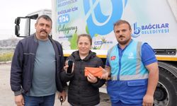 Bağcılar'da çöp konteynerine atılan çanta temizlik işçilerinin çabasıyla bulundu