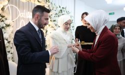 Bakan Göktaş, kendisine sosyal medyadan ulaşan gencin nişan yüzüğünü taktı