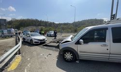 Bolu'da hafif ticari araç ile otomobilin çarpıştığı kazada 9 kişi yaralandı