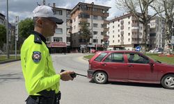 Bolu'da sinyal vermeden kavşaktan dönen sürücüler denetime takıldı