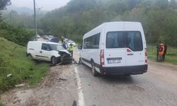 Bursa'da işçi minibüsü ile hafif ticari araç çarpıştı, 13 kişi yaralandı