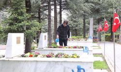 Çankırılı güvenlik görevlisi, şehit mezarlarını ziyaret edip temizlik ve bakımlarını yapıyor