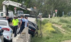 Edirne'de tarihi köprünün bariyerlerine çarpan otomobilin sürücüsü yaralandı