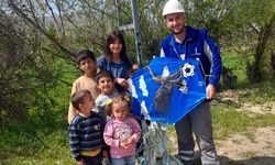 Kayseri'de elektrik arıza ekipleri çocukların tellere takılan uçurtmalarını kurtardı