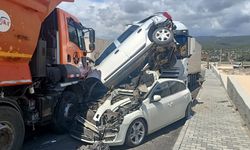 Mersin'de sürücüsünün kontrolünden çıkan kamyon sanayi girişindeki 15 araca çarptı