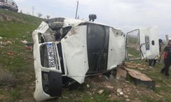Nevşehir'de devrilen hafif ticari araçtaki 3 kişi yaralandı