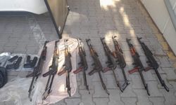 Sakarya'da polis memurunun aracında 9 kaleşnikof tüfek ve 5 ruhsatsız tabanca ele geçirildi