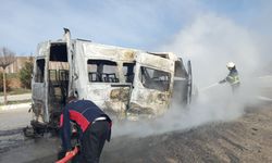 Sivas'ta seyir halindeki servis minibüsü yandı