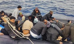 Çeşme açıklarında lastik bottaki 24 göçmen Sahil Güvenlik ekiplerince kurtarıldı