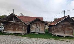 Gediz’de çivisiz ahşap ambarlar zamana direniyor