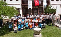Geleceğin arkeologları olan minikler, Yozgat Müzesi’nde örnek kazı yaptı